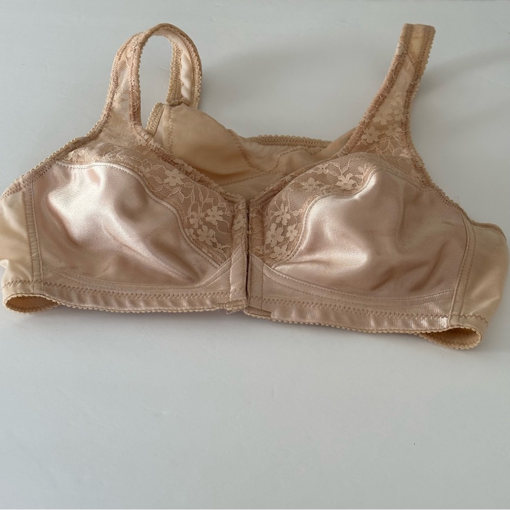 Exquisite  Form Sz 34 B unpadded unwired tan Bra back closure Lace detail